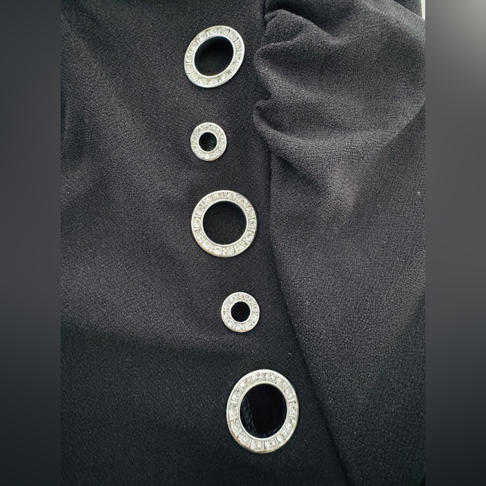 💃 89th & Madison Black Grommet Detail Top, Size Large - Picture 4 of 8